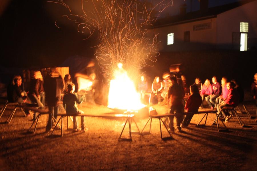Lagerfeuer im Zeltlager
